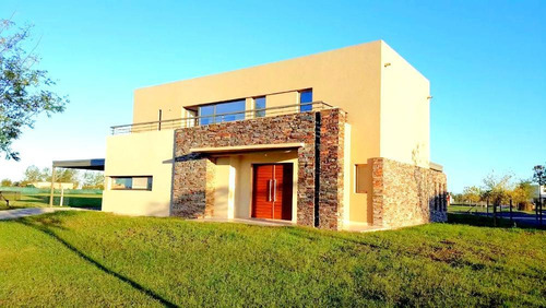 Casa En Venta En El Canton Con 3 Dormitorios. Con Renta