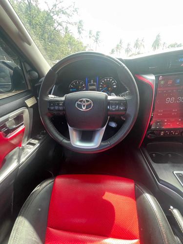 Imagen 8 de 14 de Toyota Fortuner Trd