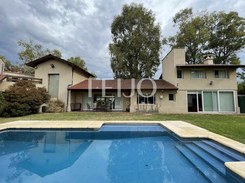 Casa En Venta En Abril  Club De Campo