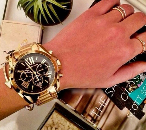 relogio michael kors dourado fundo preto