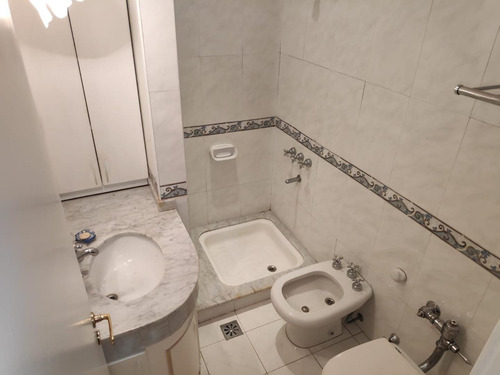 Imagen 16 de 17 de 4 Amb Con Depcia De Servicio Al Frente Con Balcon