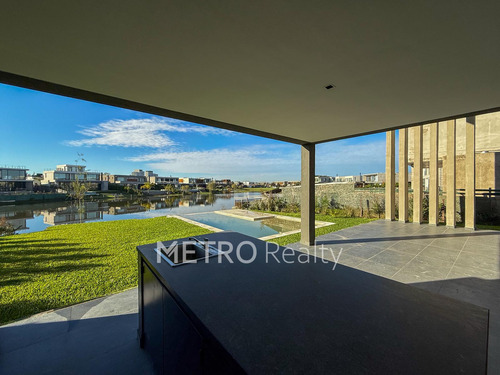 Casa En Venta Al Lago Central Con 4 Habitaciones En Suite En Virazon, Nordelta