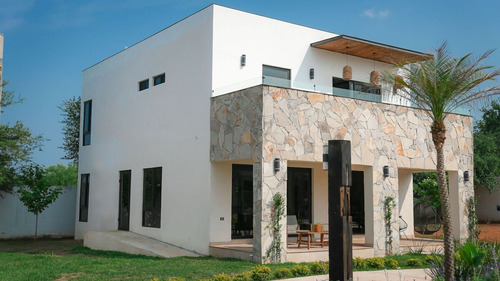 Casa En Venta En Los Lirios En Montemorelos