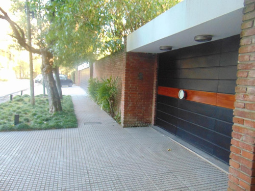 Imagen 20 de 30 de Casa De 5 Dormitorios De Excelente Diseño Y Calidad - Las Lomas-jockey. San Isidro.
