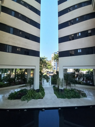 Vende Bello Apartamento En La Urb. Las Palmas (4 Avenidas De Prebo), Res. Omega