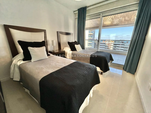 Apartamento En Venta De 2 Dormitorios En Icon Tower, Punta Del Este.