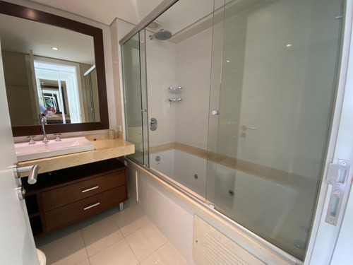 Imagen 17 de 28 de Venta - Apartamento 2 Dormitorios + Servicio Completo, Parada 18 De La Mansa, Punta Del Este.