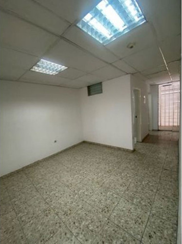 Venta Y/o Alquiler Edificio De 3 Niveles En Chacao, 255m2, Remodelado.