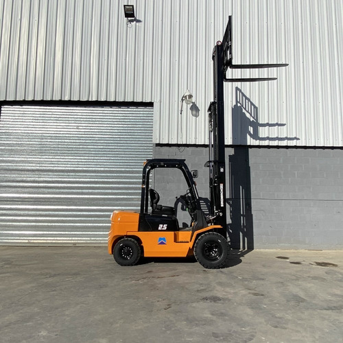 Imagen 3 de 12 de Autoelevador 2500kg 2.5 Toneladas Triple Torre 4.5m Duales