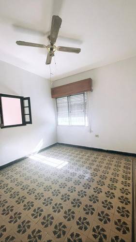 Alquiler De Casa Estilo Apartamento De 4 Dormitorios En General Flores Y Propios Con Garaje Y Patio Con Parrillero Por Favor Tener Garantia: Anda Ó Cgn.