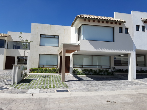 Imagen 2 de 14 de Hermosa Casa Con Doble Altura A 10 Min De Galerías Metepec