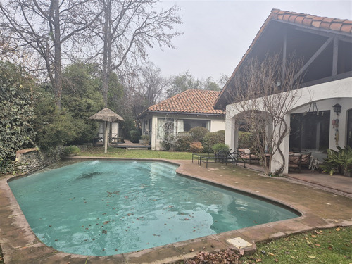 Casa En Venta De 6 Dorm.en Lo Barnechea.calle Cerrada.