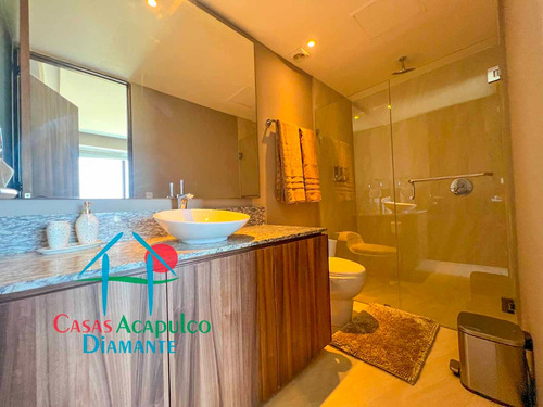 Cad La Isla Emerald F8. Terraza Con Vista A Las Áreas Comunes