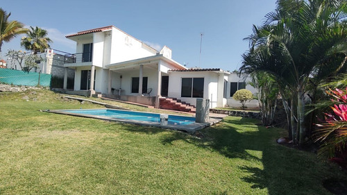 Casa En Venta En El Fraccionamiento Vergeles