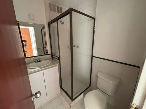 Venta De Apartamento En El Sector La Flora, Area 110 M2 Con Ascensor, Dos Parqueaderos Propios.