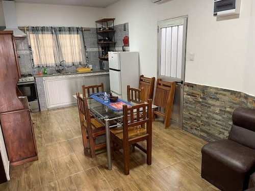 Imagen 3 de 15 de Casa De Dos Dormitorios Con Jardín, Barbacoa Y Techo Para Vehículo