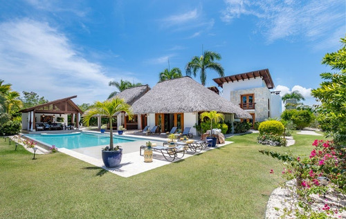 Villa De Lujo En Venta En Cap Cana Con 6 Habitaciones, Con Campo De Golf Y Locación Privilegiada