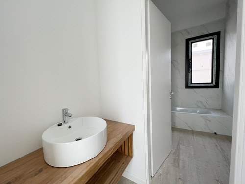 Imagen 24 de 28 de Casa En Venta En El Canton Barrio Norte A Estrenar Lote Interno Con Vista A Laguna!