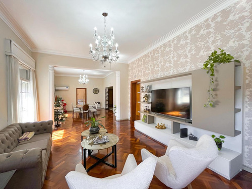 Piso Exclusivo De 5 Dormitorios Con 3 Baños Y Cochera