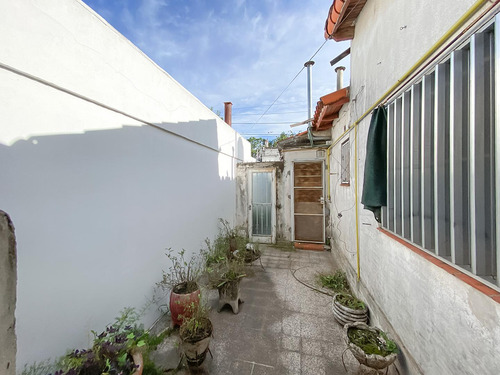 Casa Dos Dormitorios Con Cochera. Barrio Acindar.