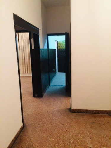 Imagen 2 de 8 de Permuta - Casa Americana De 3 Ambientes En Venta - Moron Sur