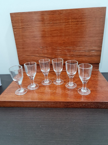 Imagem 3 de 3 de Jogo De 6 Mini Calices Para Licor De Vidro 15 Ml