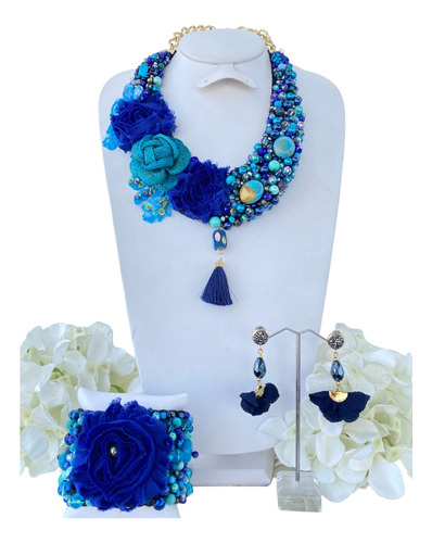 Collar De Color Azul Con Flores Bordadas