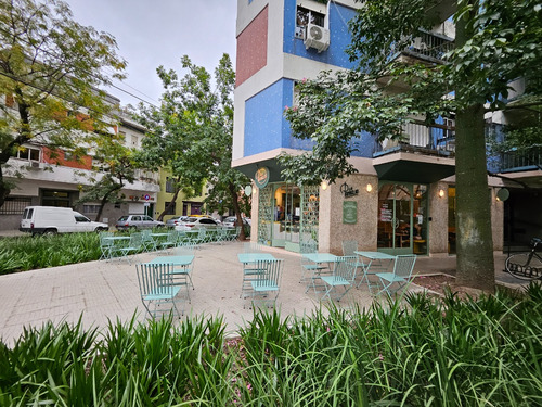 Cafetería En Esquina Con Cocina Completa