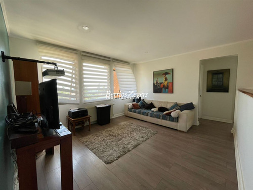 Casa En Venta De 5 Dorm. 4 Baños En Condominio En Las Condes
