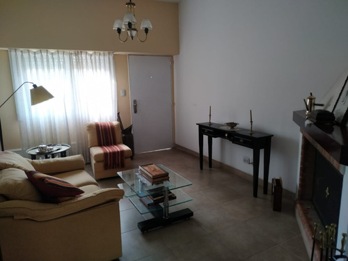 Excelente Chalet 6 Ambientes En Dos Plantas Sobre Lote De 10 X 26 Mts, Fondo Libre De 15 Mts Con Parrilla. Villa Luzuriaga. Nuevo Valor
