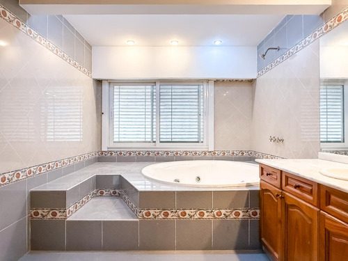 Casa En Alquiler, 4 Plantas, Jardín Y Pileta - Martínez