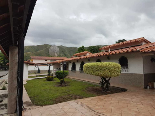 Casa En Urbanización La Floresta En Maracay