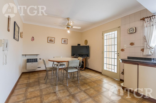 Cálida Casa En Lomas De Zamora Con Diseño Funcional Y Entorno Privilegiado
