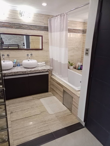 Imagen 13 de 15 de Townhouse En Lomas Del Este, Valencia. Residencia Lomas Alto