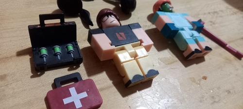 2 Figuras Roblox Y Accesorios (Usado)