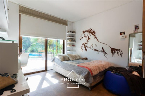 Casa En Venta De 7 Dorm. En La Reina