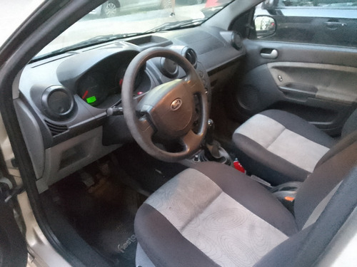 Imagen 10 de 15 de Ford Fiesta Max 1.6 2008