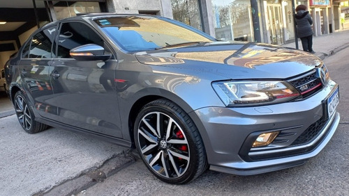 Imagen 2 de 17 de Volkswagen Vento 2018 2.0 Tsi Gli 211cv App Connect + Nav