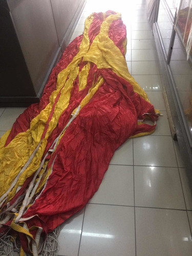 Imagen 8 de 8 de Paracaídas En Desuso.
