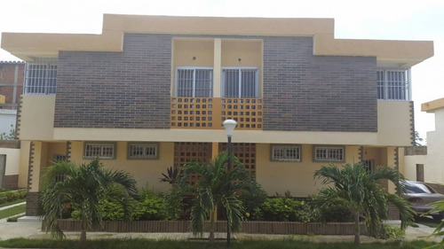 Imagen 2 de 12 de Century21 Vende Espectacular Tonwhouse