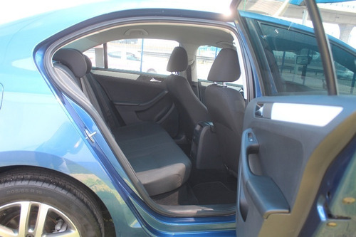 Imagen 12 de 15 de Volkswagen Jetta Trendline Aut Azul 2017