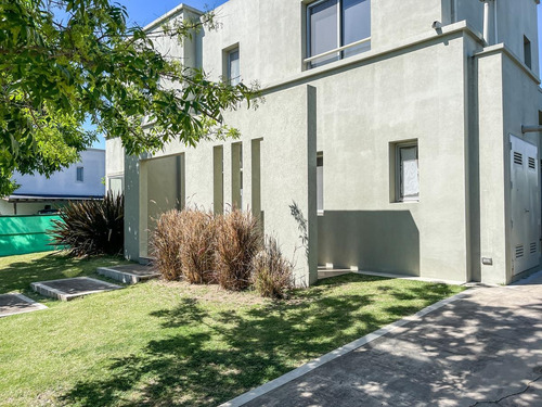 Imagen 8 de 30 de Casa De 4 Dormitorios En Venta En La Comarca De Excelente Calidad