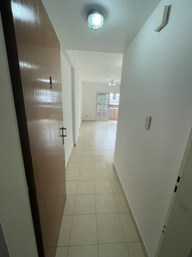 Departamento Dos Amb. En Venta Al Frente Con Balcón