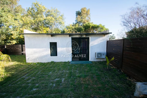 Casa En Alquiler Temporal En Piriápolis, A Metros Del Mar. Con Tres Dormitorios, Dos Baños. Barbacoa Con Piscina Climatizada.