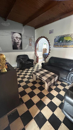 Casa En Venta De 3 Ambientes Con Local Comercial