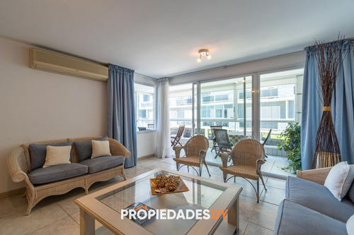 Apartamento De 3 Dormitorios En Playa Brava, Primera Linea