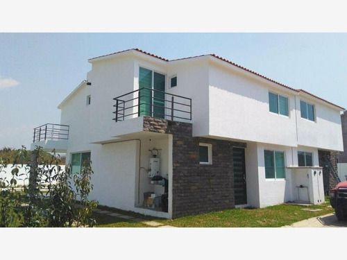 Casa Sola Moderna En Fraccionamiento Vigilancia