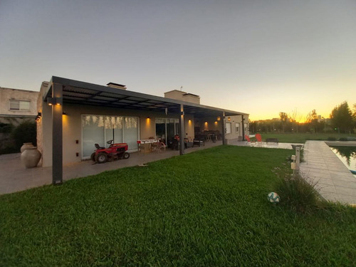 Imagen 3 de 21 de Hermosa Casa En Barrio Las Tardes - Pileta Y Quincho