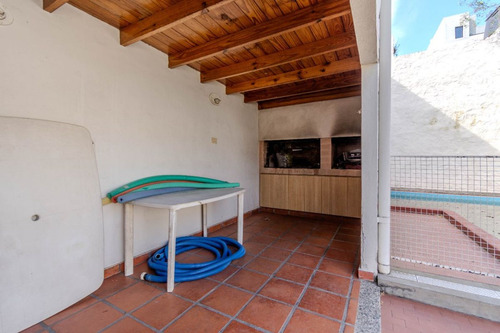 Venta Casa 5 Ambientes Cochera Pileta Parrilla Mas