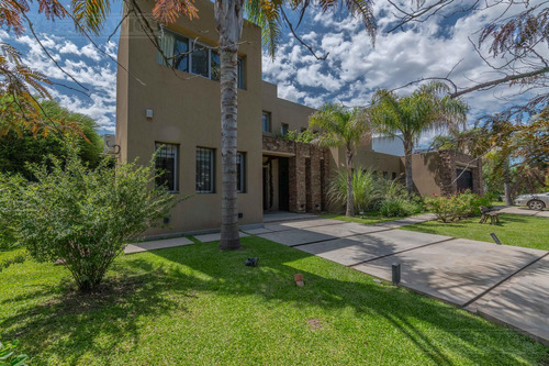 Casa A La Laguna Con 5 Dormitorios En Venta Y/o Alquiler En Los Castores.